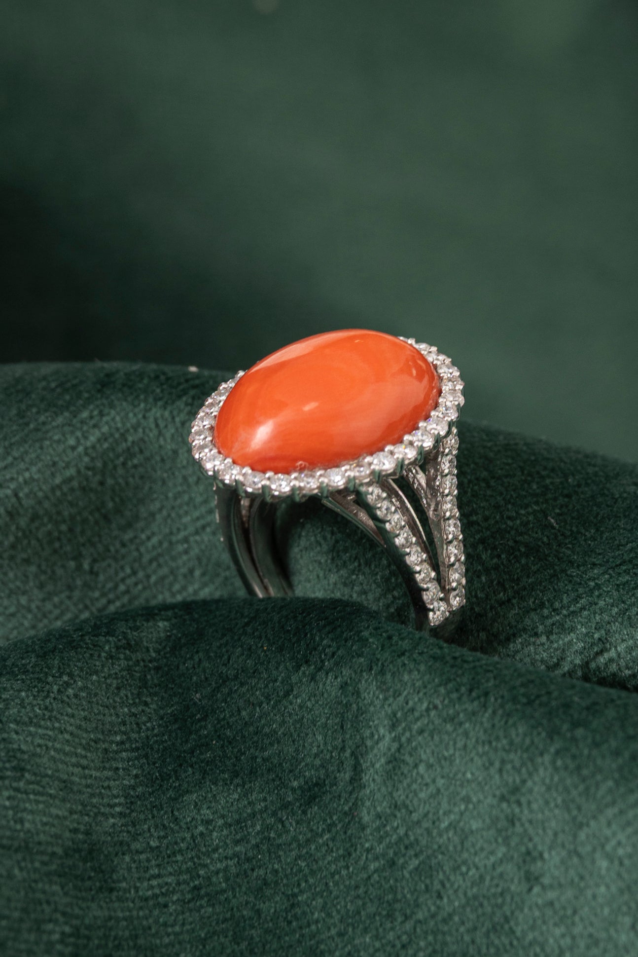 Sortija de Coral y Diamantes
