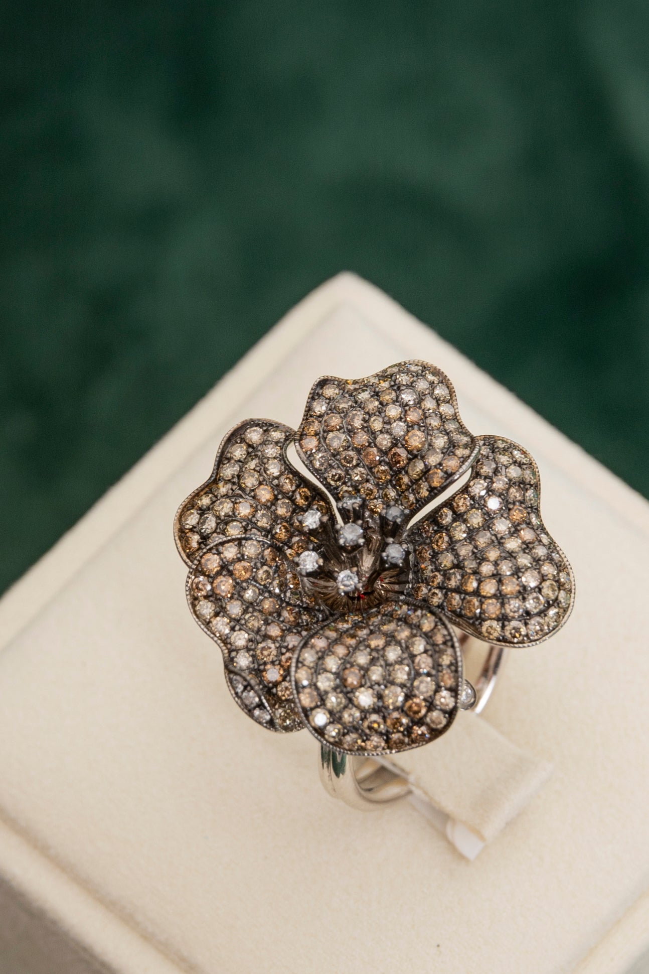 Conjunto de Pendientes y Sortija Flores de Diamantes Brown