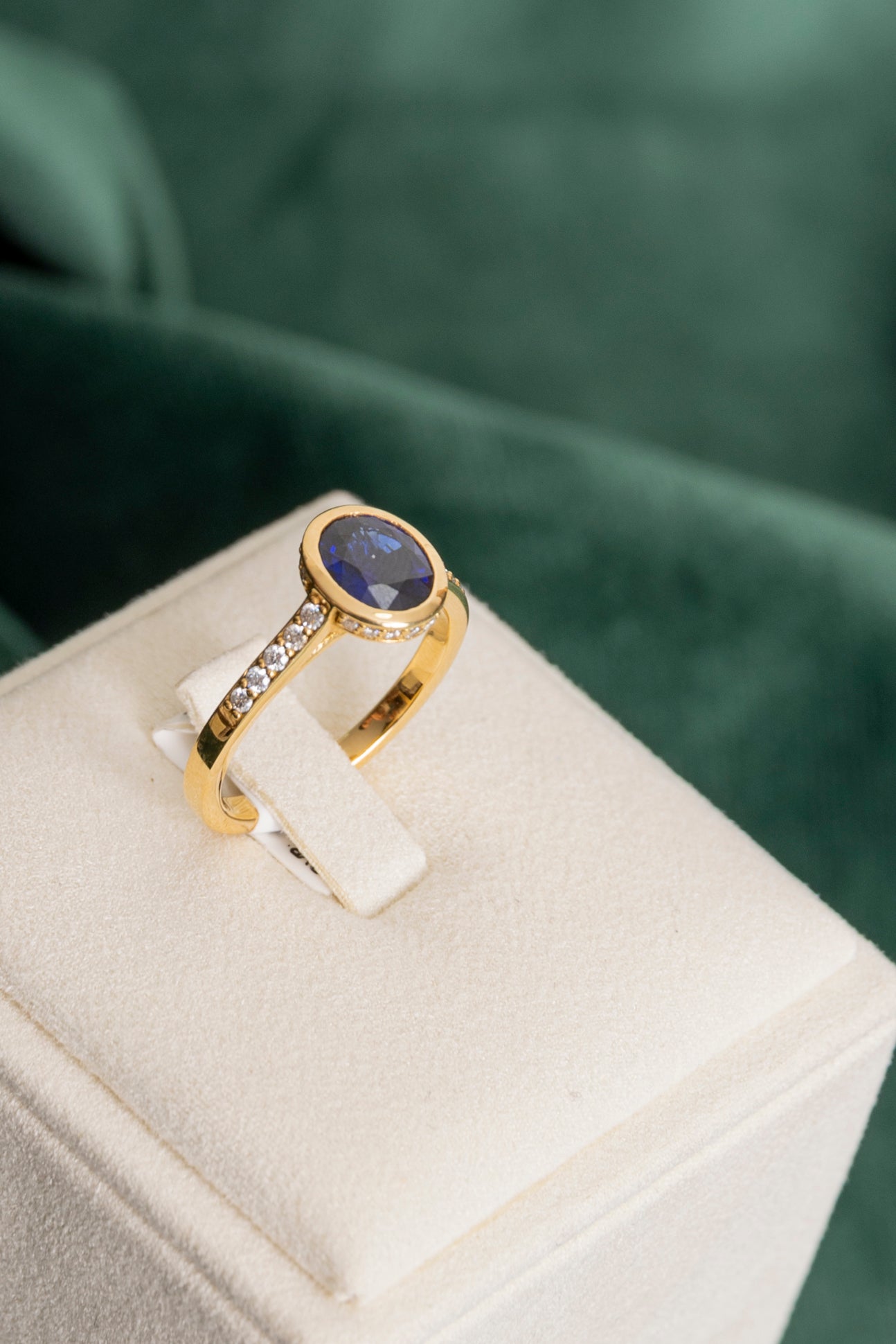 Sortija de Zafiro y Diamantes