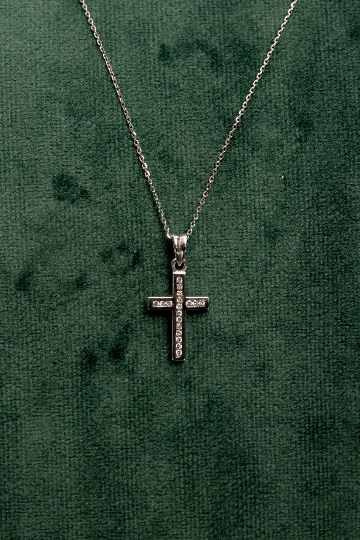 Cadena con Cruz de Diamantes