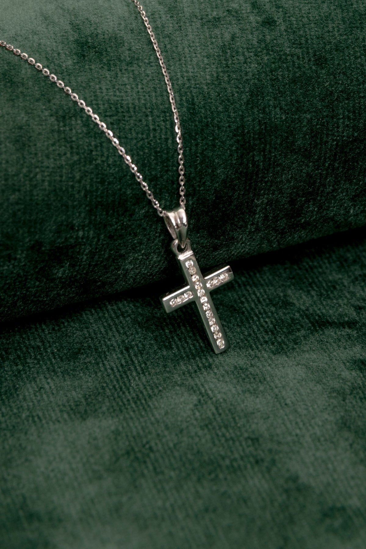Cadena con Cruz de Diamantes