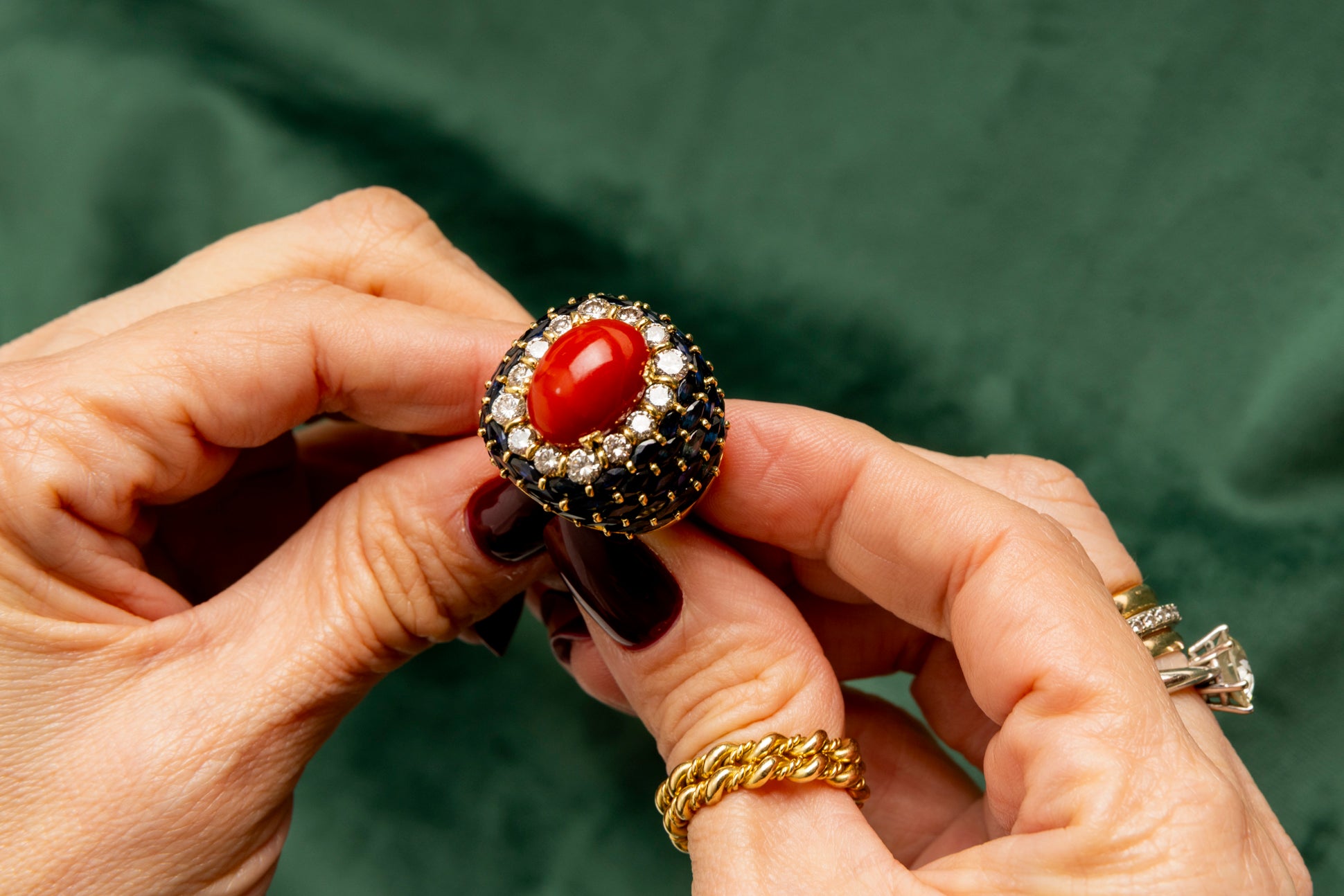 Sortija Trombino de Coral con Zafiros y Diamantes