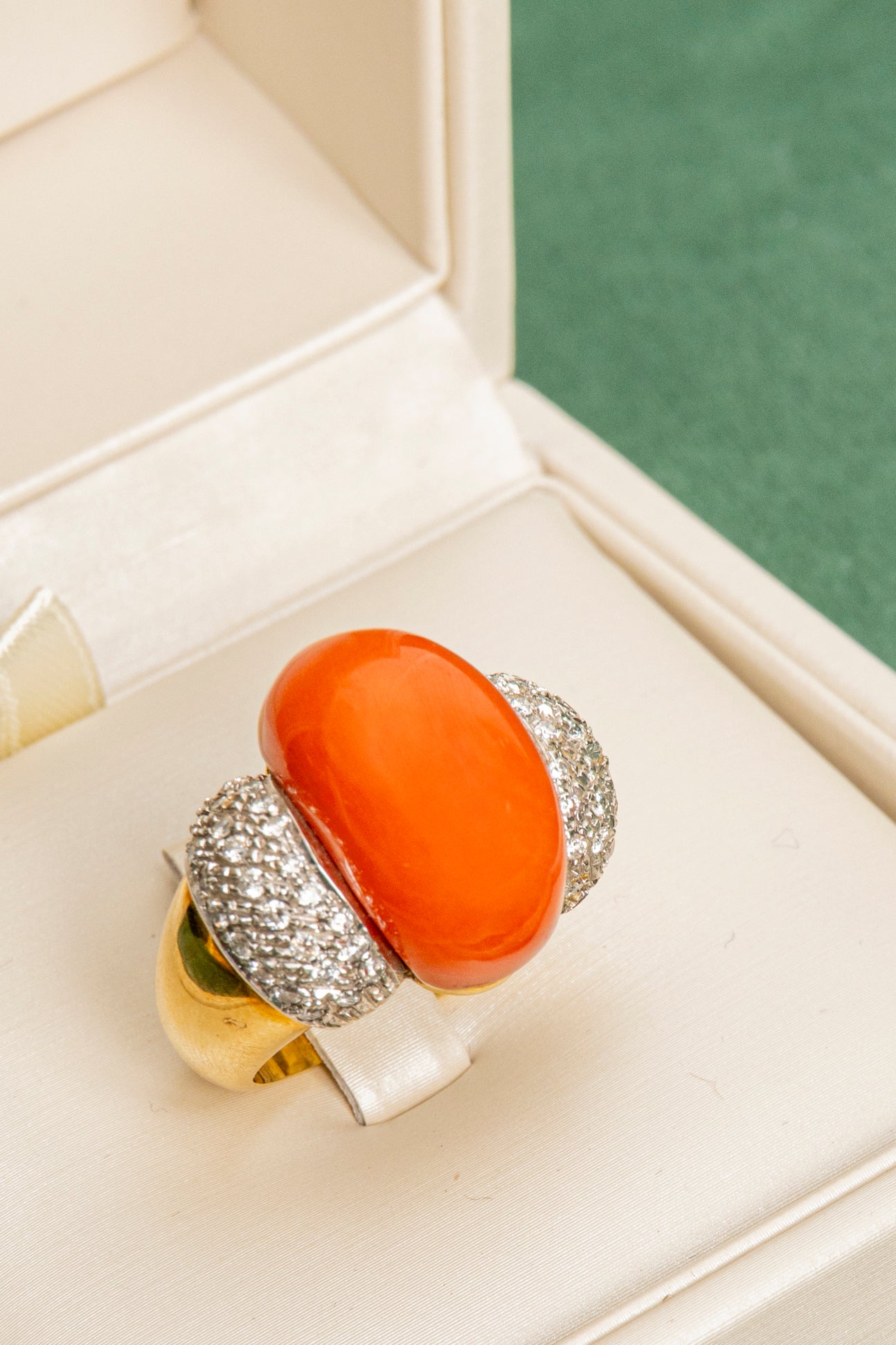 Sortija Vintage de Coral y Diamantes