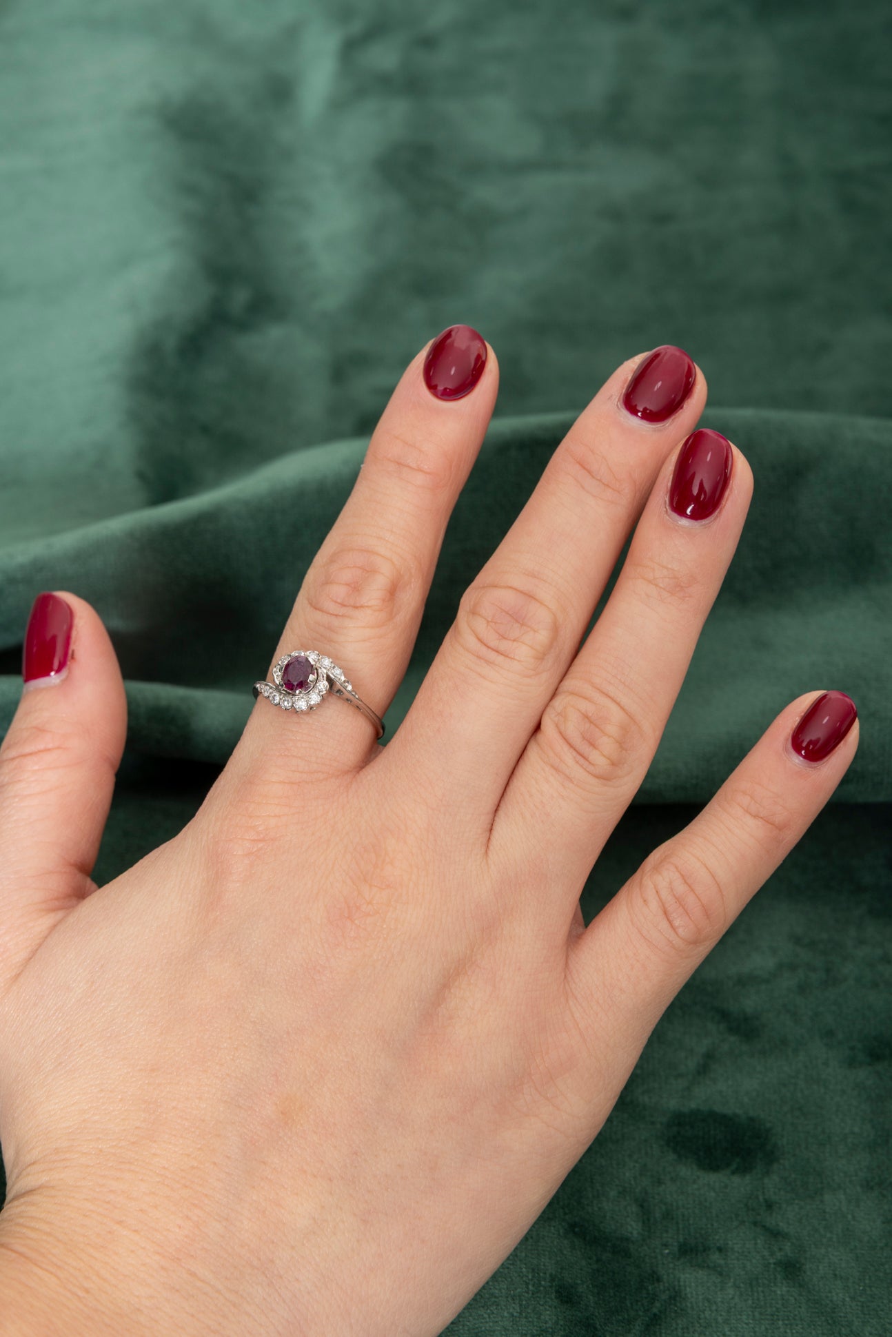 Sortija de Rubí con Roleo de Diamantes