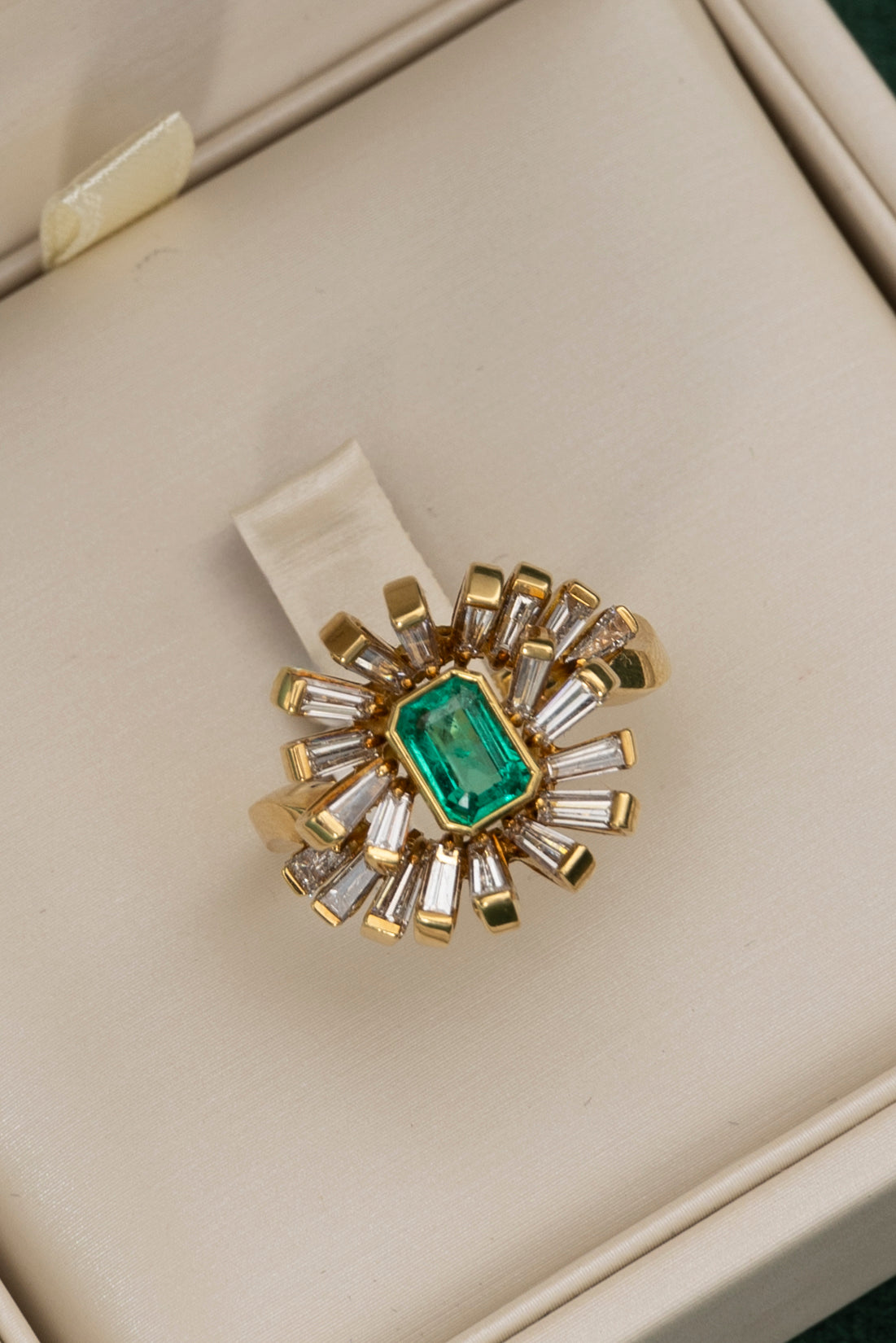 Sortija Sol de Esmeralda y Diamantes