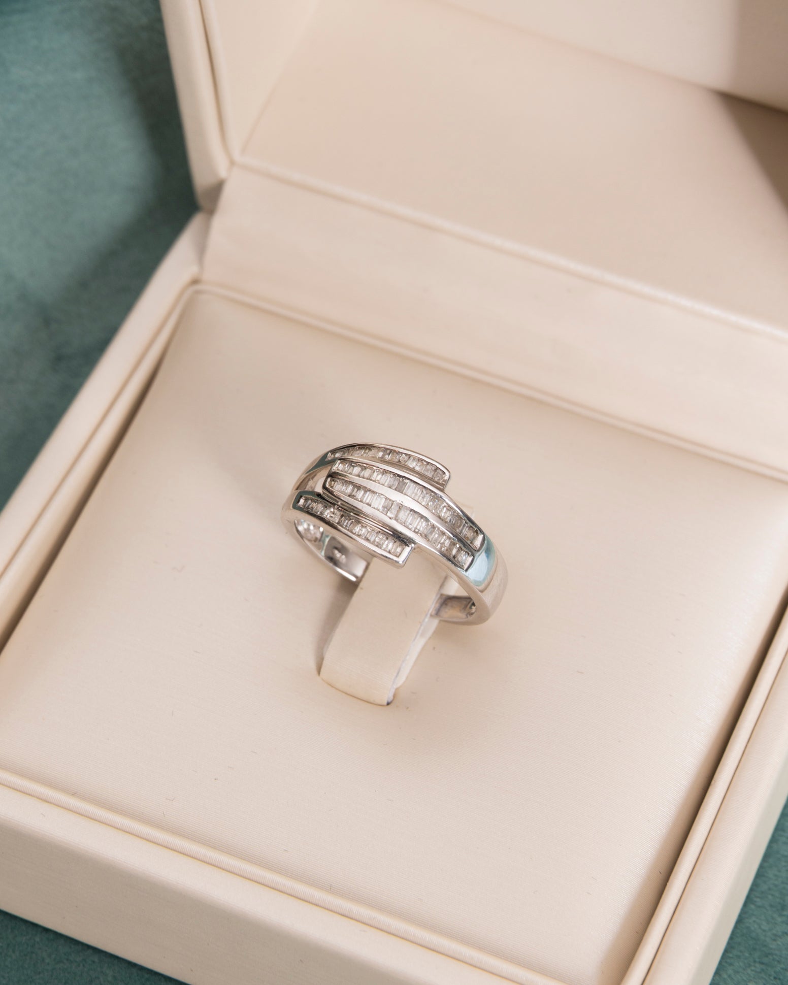 Sortija Cintillo Entrelazado de Diamantes