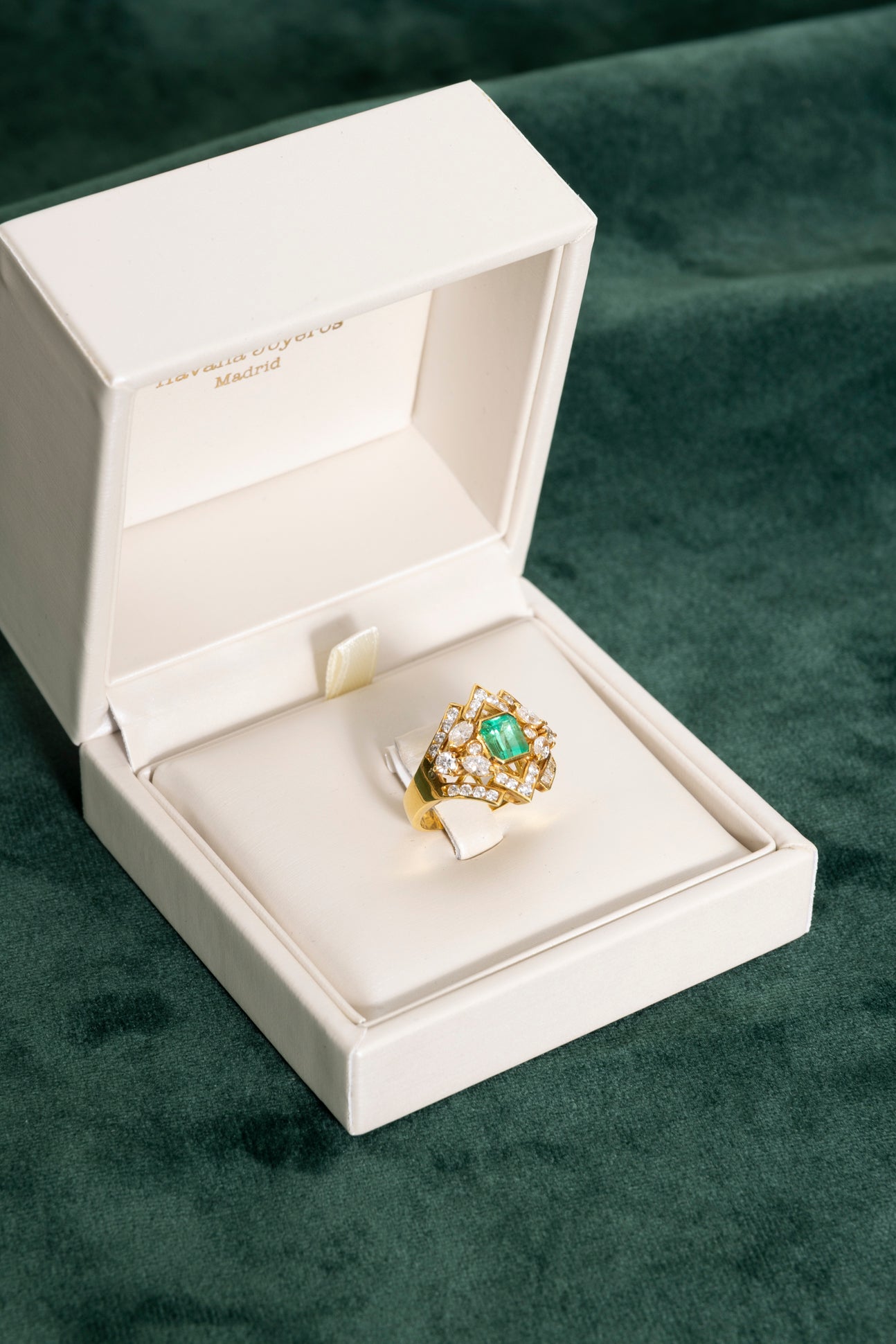 Sortija de Esmeralda y Diamantes